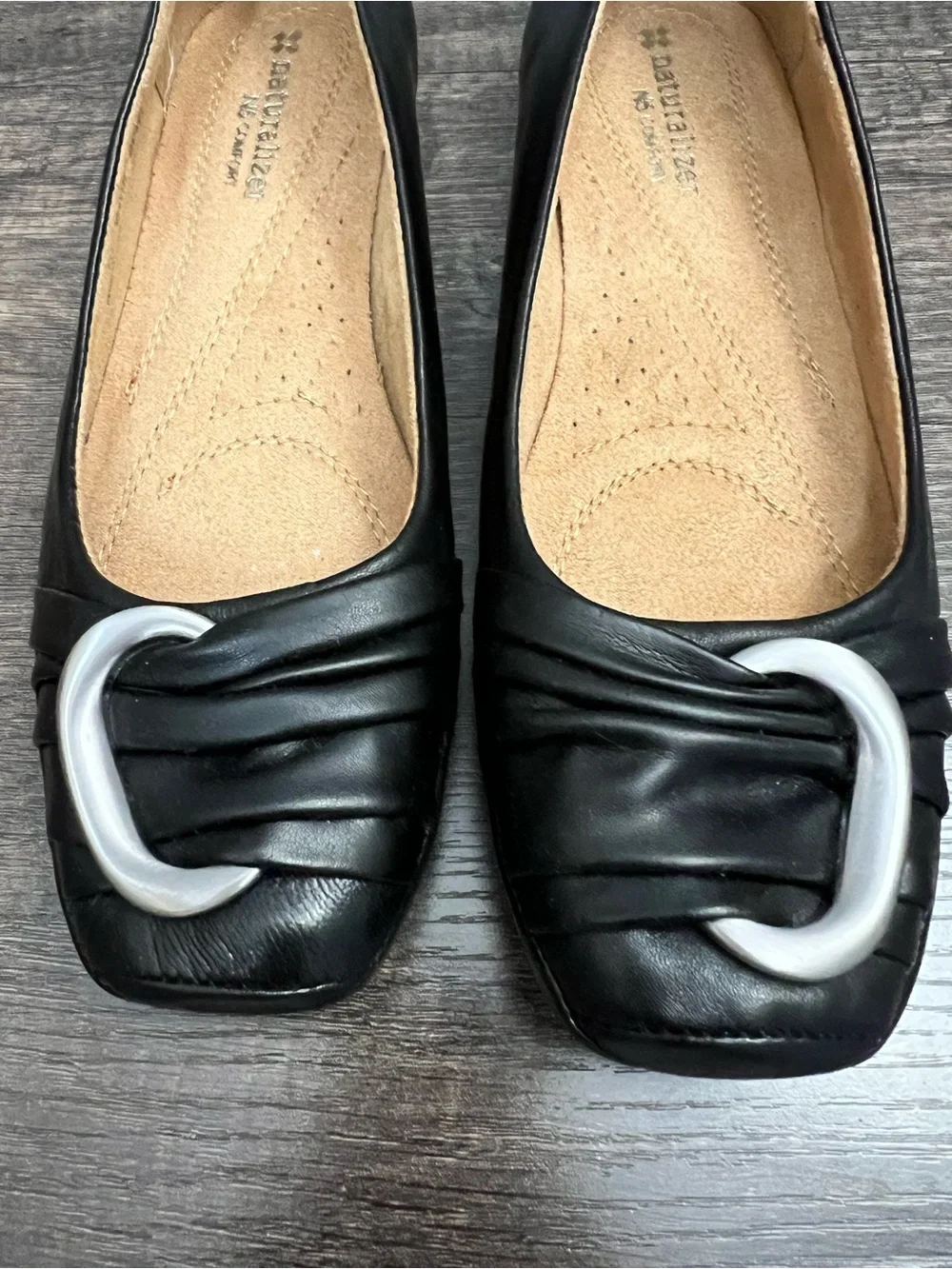 Naturalizer Black Leather Flats with Silver-Tone Loop Accent size 6.5 like new